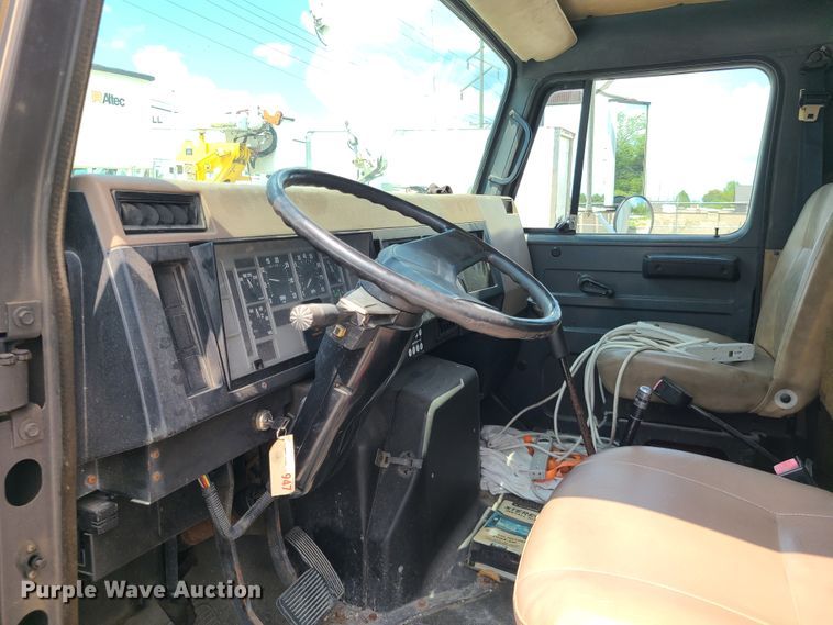 image for item IU9314 1994 International 4700  box truck