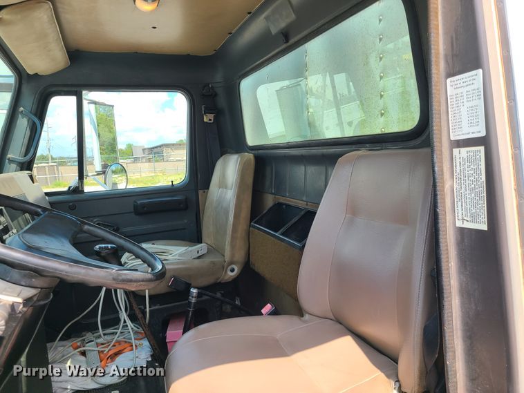 image for item IU9314 1994 International 4700  box truck