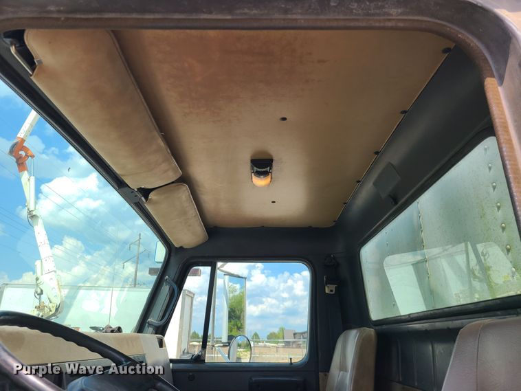 image for item IU9314 1994 International 4700  box truck