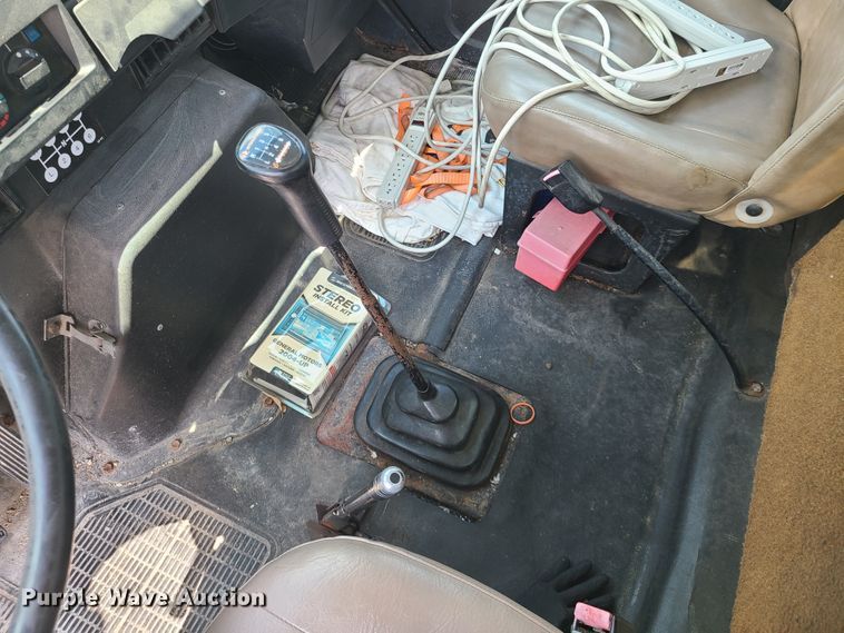 image for item IU9314 1994 International 4700  box truck