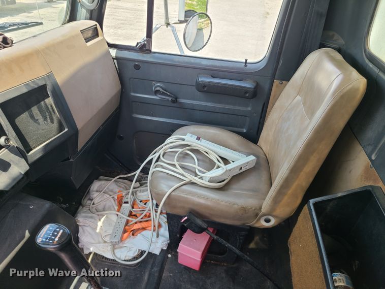 image for item IU9314 1994 International 4700  box truck