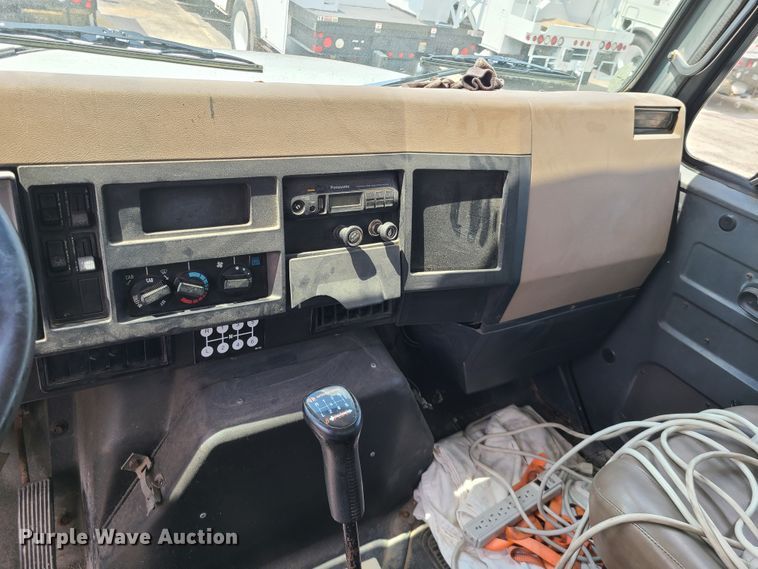 image for item IU9314 1994 International 4700  box truck