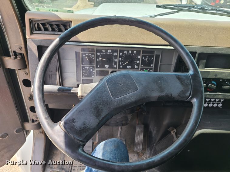 image for item IU9314 1994 International 4700  box truck