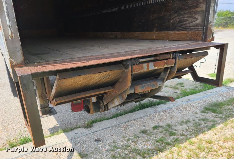 image for item IU9314 1994 International 4700  box truck