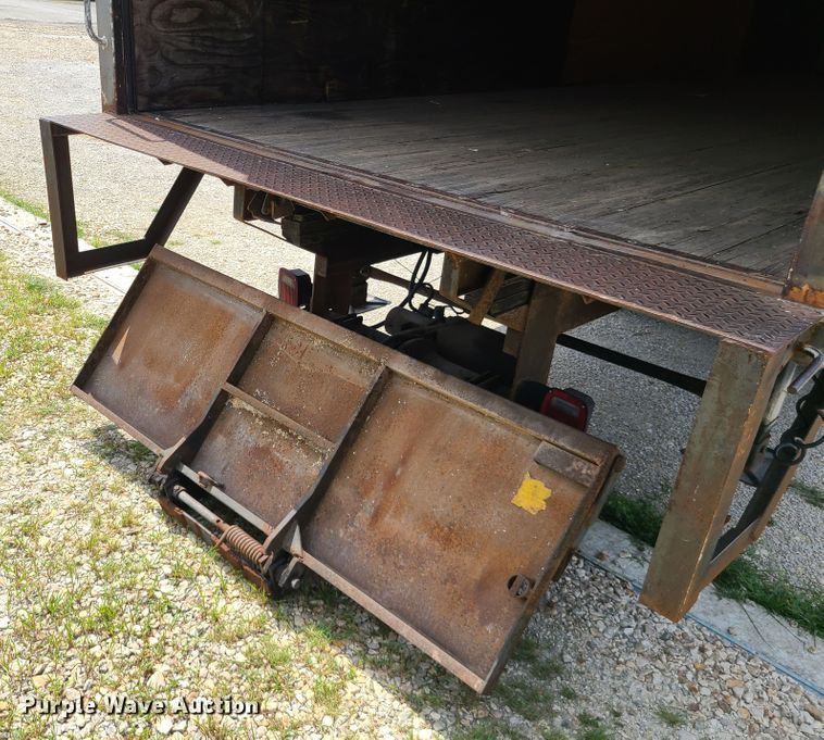 image for item IU9314 1994 International 4700  box truck