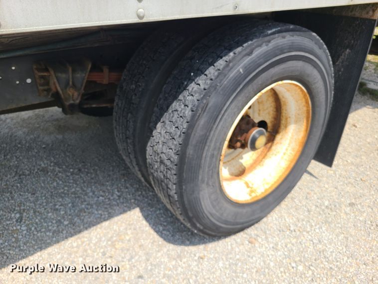 image for item IU9314 1994 International 4700  box truck