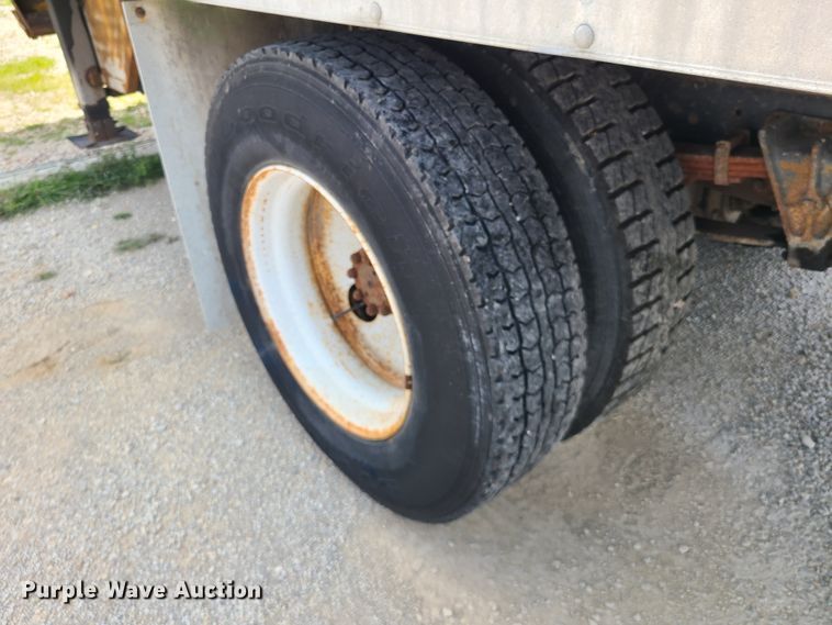 image for item IU9314 1994 International 4700  box truck