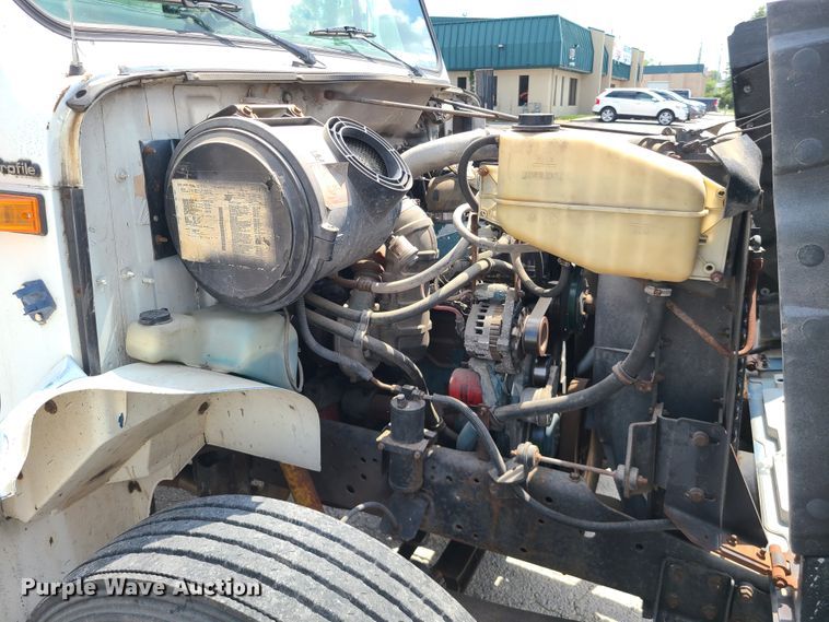 image for item IU9314 1994 International 4700  box truck