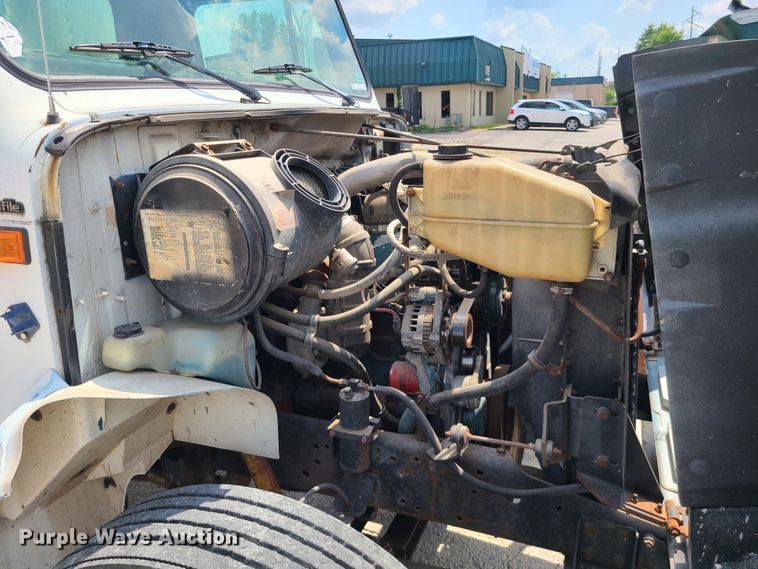 image for item IU9314 1994 International 4700  box truck