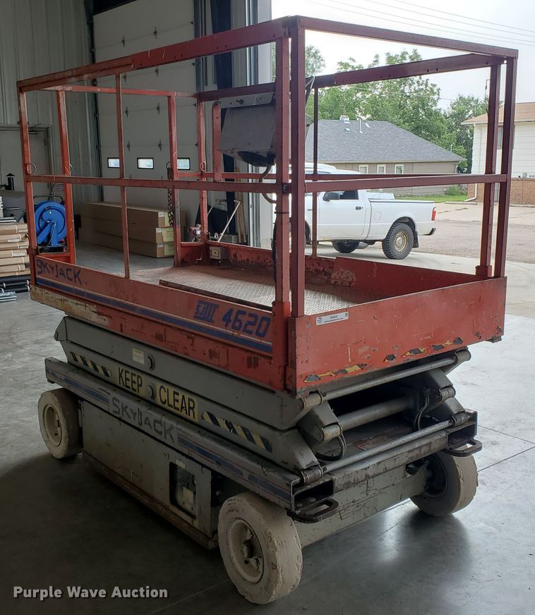 image for item IX9949 2000 Skyjack SJIII-4620  scissor lift