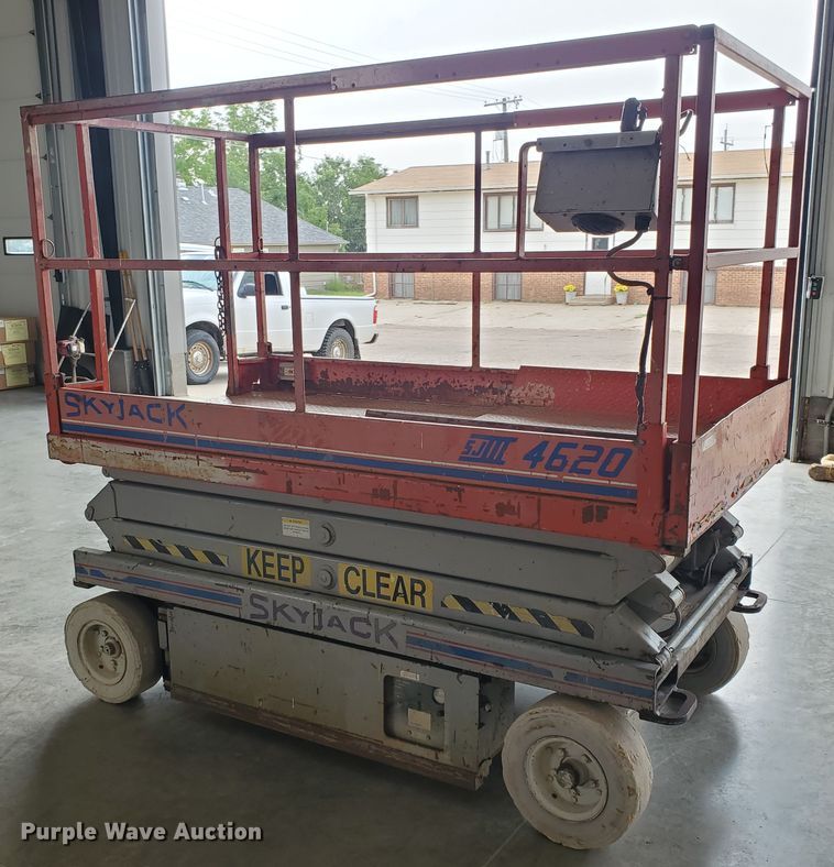 image for item IX9949 2000 Skyjack SJIII-4620  scissor lift