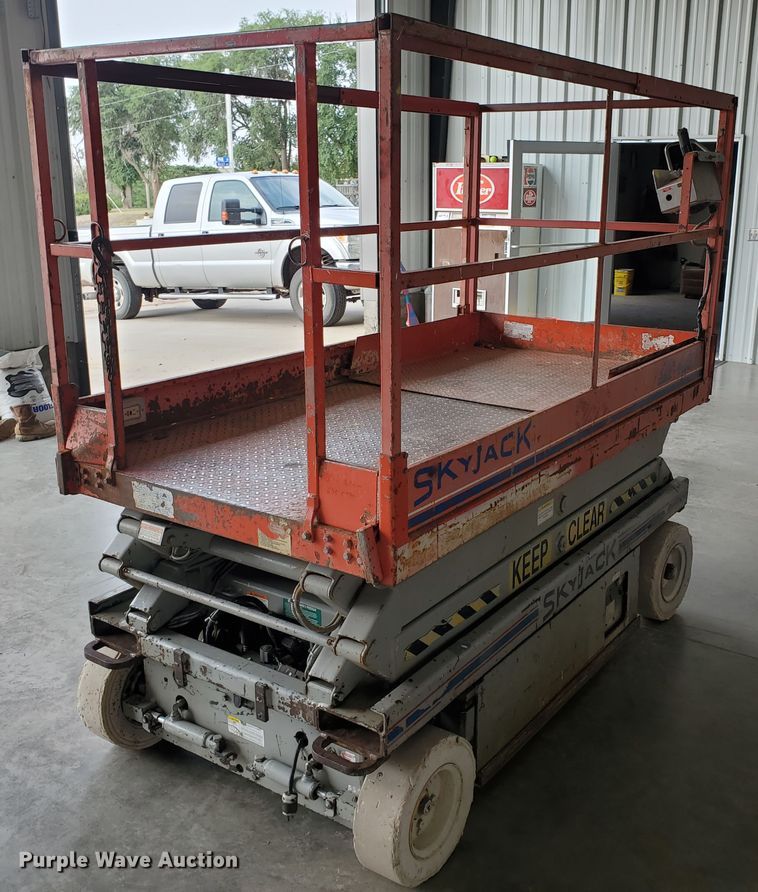 image for item IX9949 2000 Skyjack SJIII-4620  scissor lift