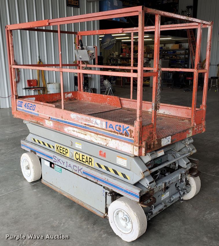 image for item IX9949 2000 Skyjack SJIII-4620  scissor lift