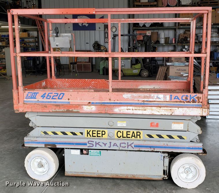 image for item IX9949 2000 Skyjack SJIII-4620  scissor lift
