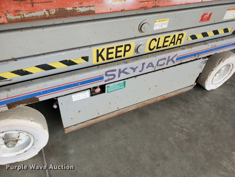 image for item IX9949 2000 Skyjack SJIII-4620  scissor lift