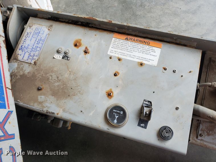 image for item IX9949 2000 Skyjack SJIII-4620  scissor lift