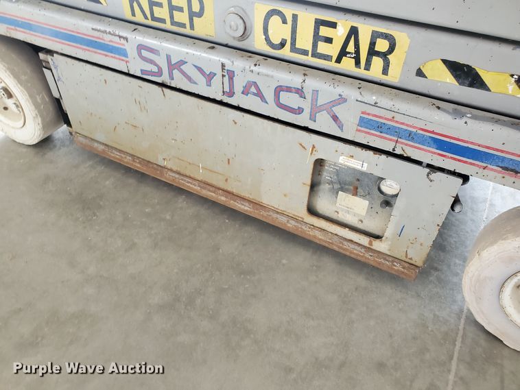 image for item IX9949 2000 Skyjack SJIII-4620  scissor lift