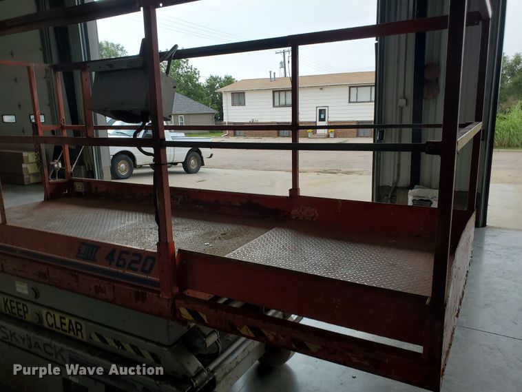 image for item IX9949 2000 Skyjack SJIII-4620  scissor lift