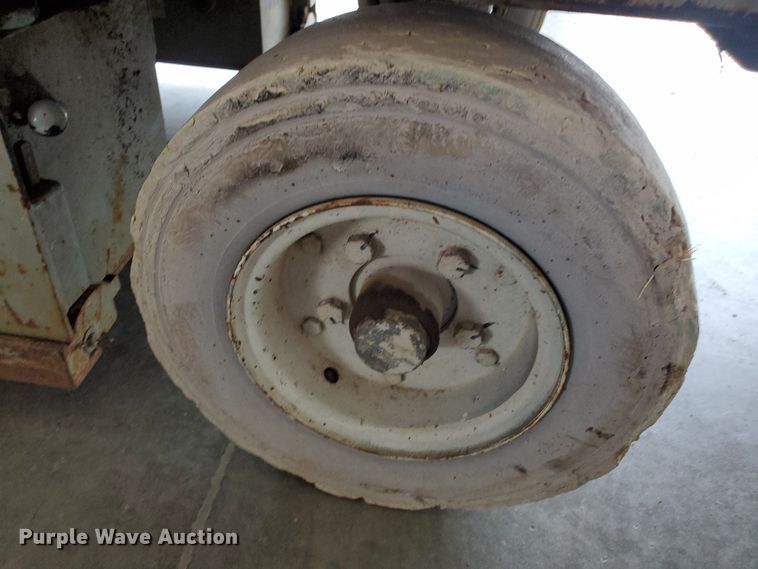 image for item IX9949 2000 Skyjack SJIII-4620  scissor lift