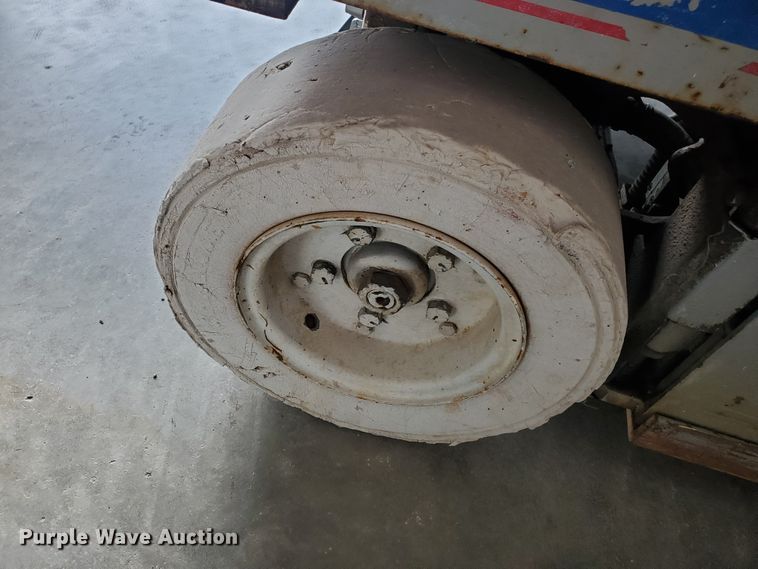 image for item IX9949 2000 Skyjack SJIII-4620  scissor lift