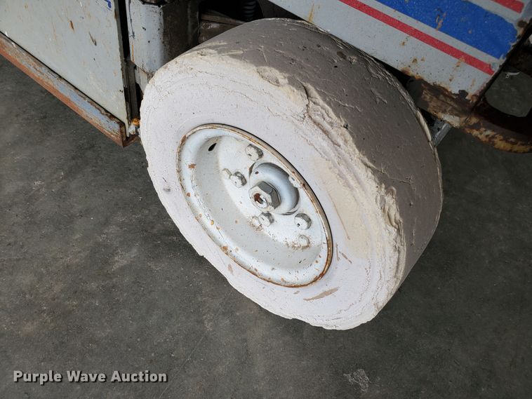 image for item IX9949 2000 Skyjack SJIII-4620  scissor lift