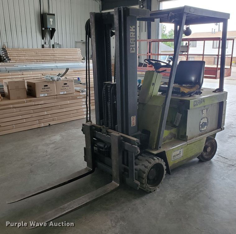 image for item IX9954 1988 Clarke ECS30  forklift