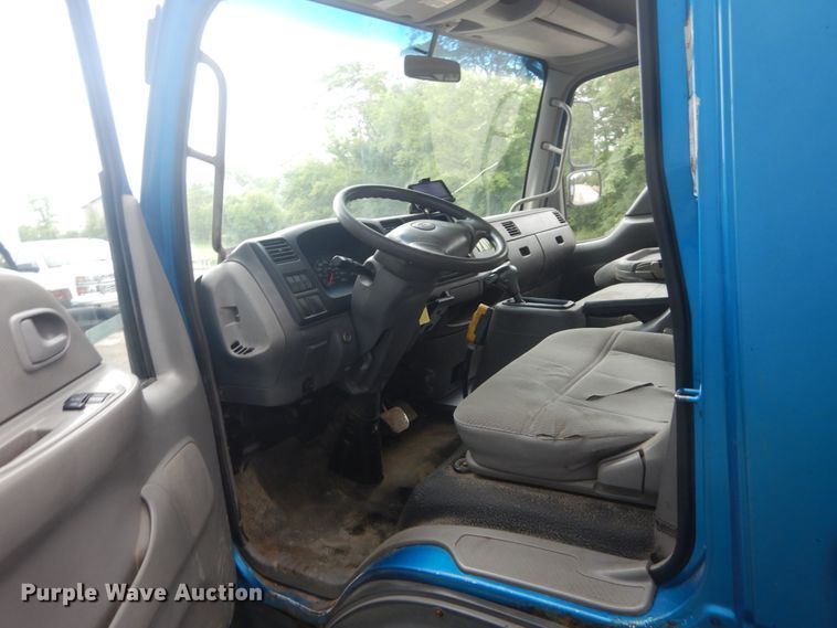 image for item JI9621 2006 Ford LCF  flatbed truck