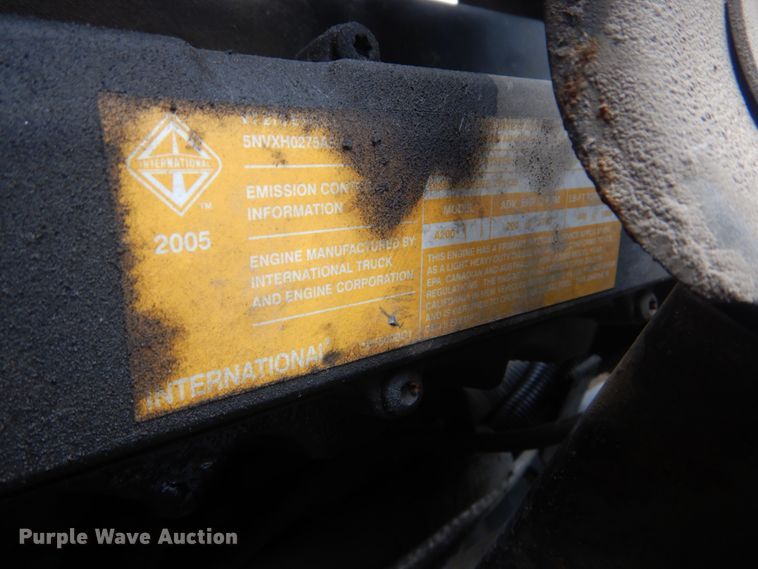 image for item JI9621 2006 Ford LCF  flatbed truck