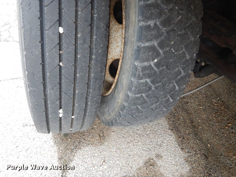 image for item JI9621 2006 Ford LCF  flatbed truck