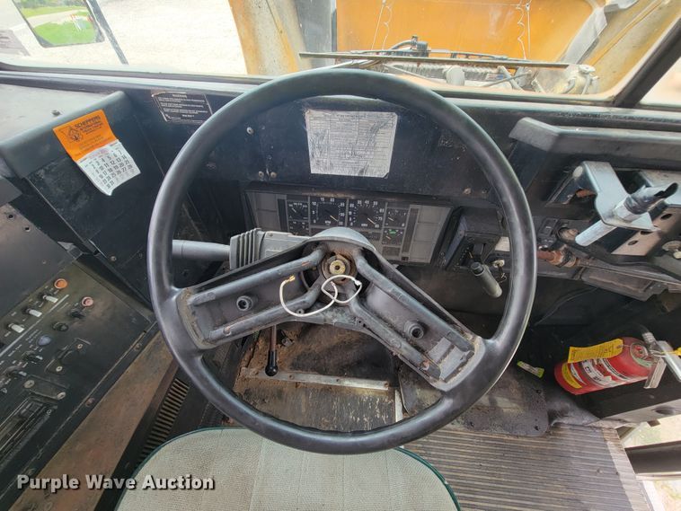 image for item KD9396 1995 International 3800  school bus