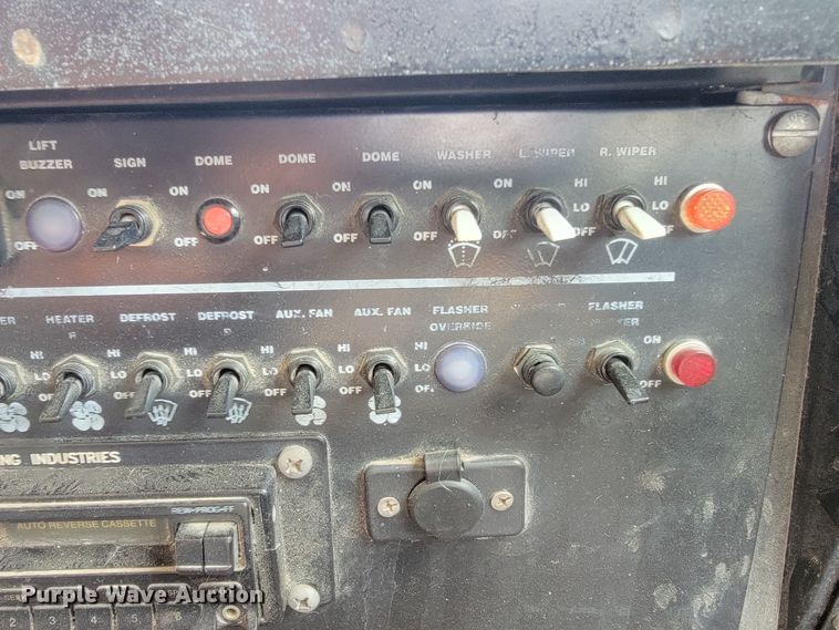 image for item KD9396 1995 International 3800  school bus