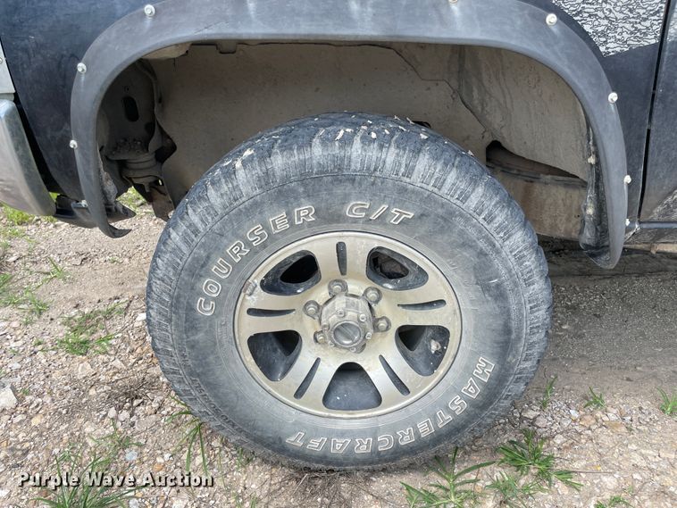 image for item KK9565 1997 Nissan  pickup truck