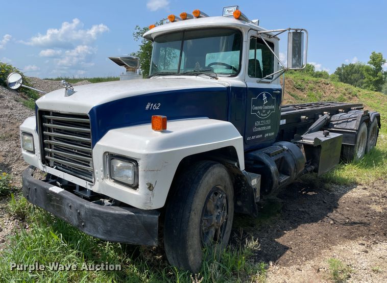 image for item KK9619 1999 Mack RD6  roll-off container truck