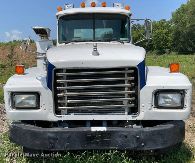 image for item KK9619 1999 Mack RD6  roll-off container truck