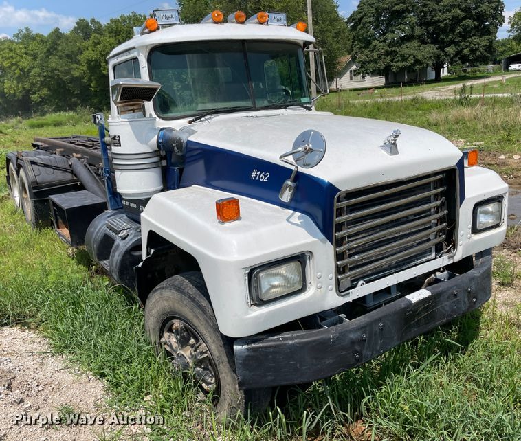 image for item KK9619 1999 Mack RD6  roll-off container truck