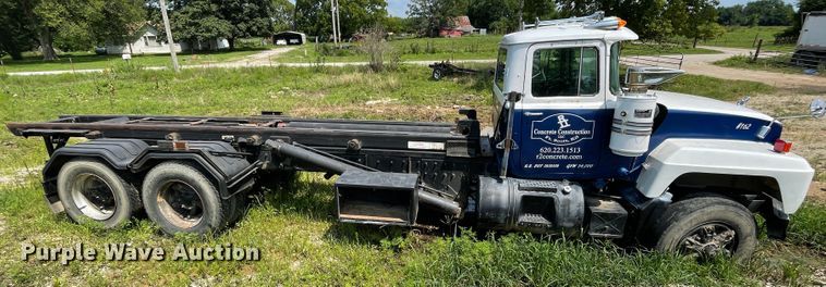 image for item KK9619 1999 Mack RD6  roll-off container truck