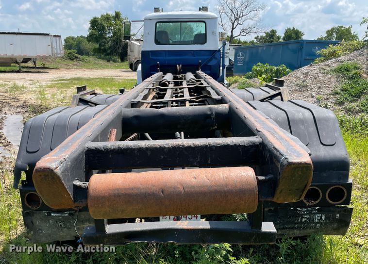 image for item KK9619 1999 Mack RD6  roll-off container truck