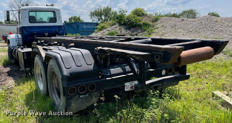 image for item KK9619 1999 Mack RD6  roll-off container truck