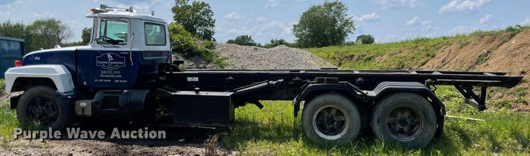 image for item KK9619 1999 Mack RD6  roll-off container truck