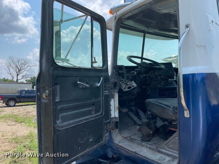 image for item KK9619 1999 Mack RD6  roll-off container truck