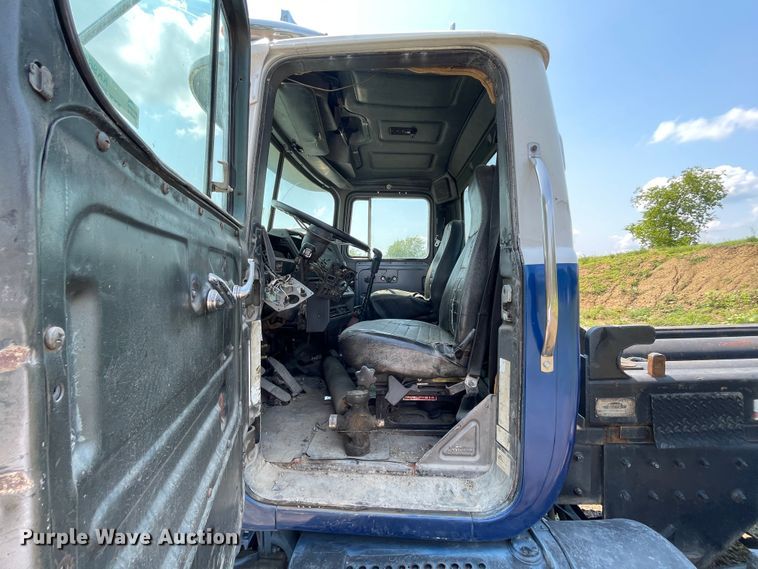 image for item KK9619 1999 Mack RD6  roll-off container truck