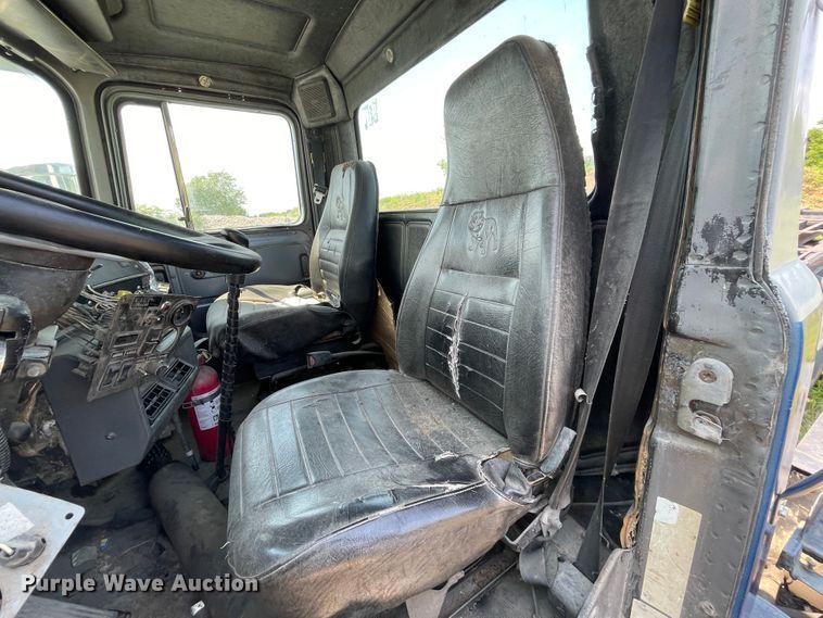 image for item KK9619 1999 Mack RD6  roll-off container truck