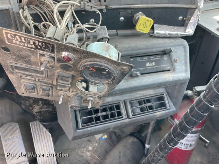 image for item KK9619 1999 Mack RD6  roll-off container truck