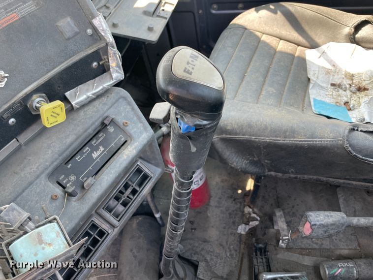 image for item KK9619 1999 Mack RD6  roll-off container truck