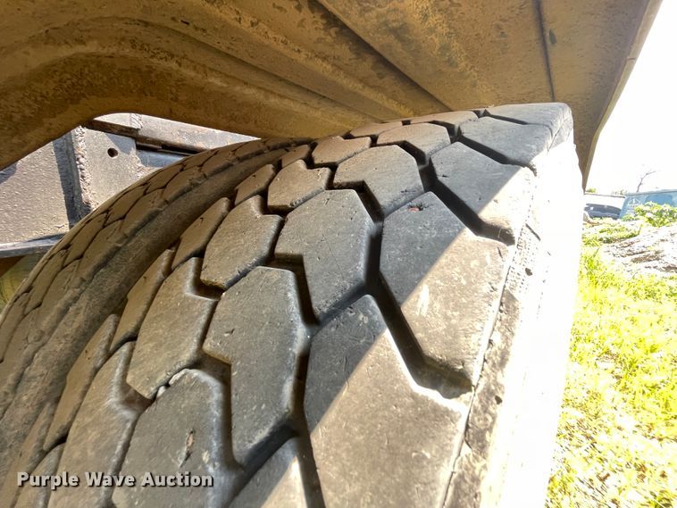 image for item KK9619 1999 Mack RD6  roll-off container truck