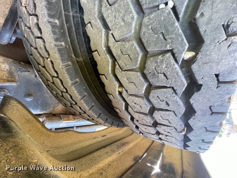 image for item KK9619 1999 Mack RD6  roll-off container truck