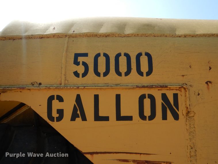 image for item DJ0487 1990 Caterpillar 613C  water wagon