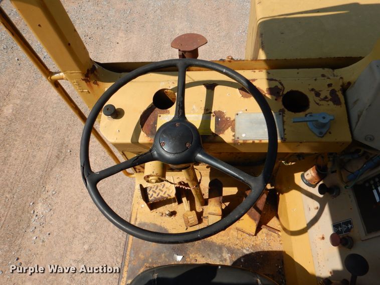 image for item DJ0487 1990 Caterpillar 613C  water wagon