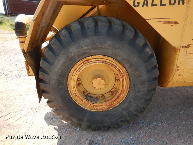 image for item DJ0487 1990 Caterpillar 613C  water wagon