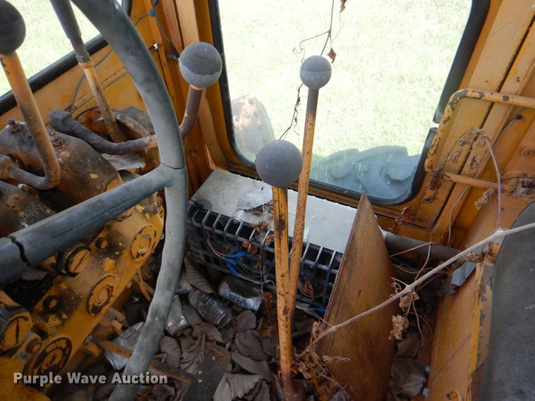 image for item DL0531 Allis-Chalmers M100 Series B  rigid frame motor grader